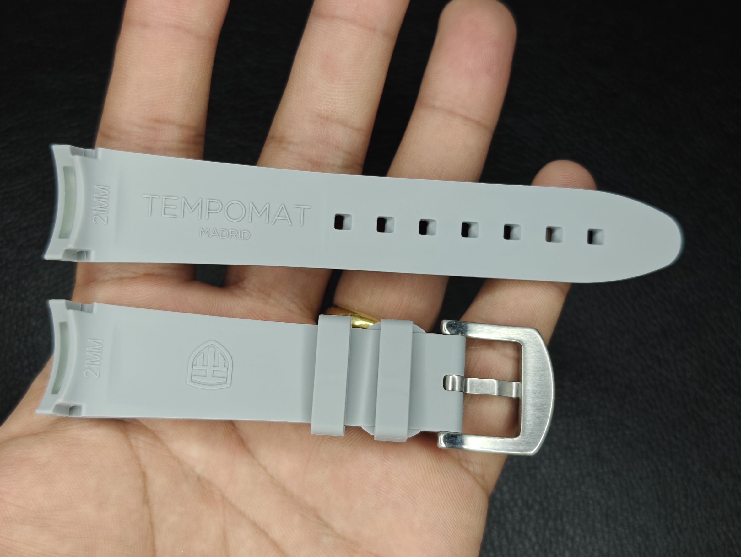 Tempomat Grey Curved End Rubber for Sub41mm - Image 6