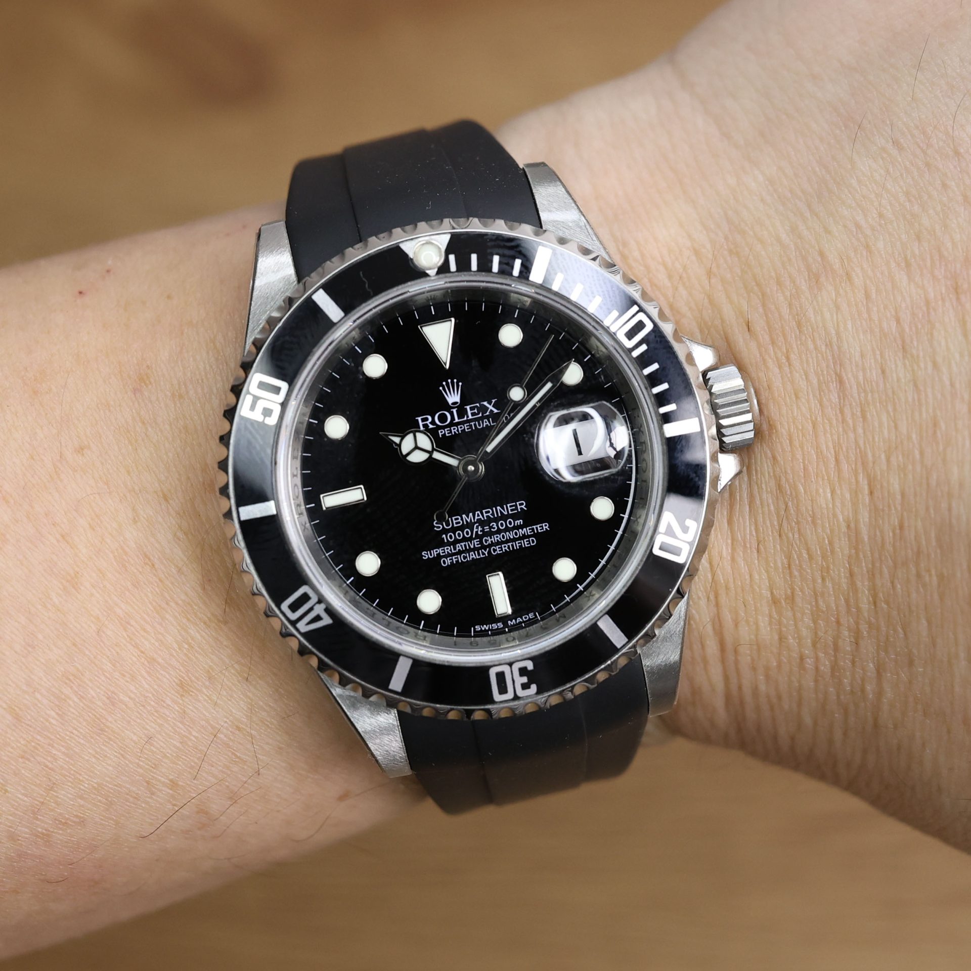 Rubber B Jet Black Curved End Rubber for Submariner 40mm (Non Ceramic) and Ceramic 40mm with Oyster Clasp - Image 4