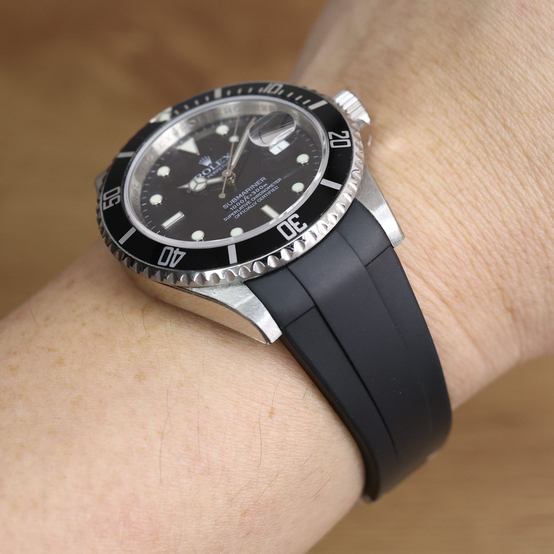 Rubber B Jet Black Curved End Rubber for Submariner 40mm (Non Ceramic) and Ceramic 40mm with Oyster Clasp - Image 5