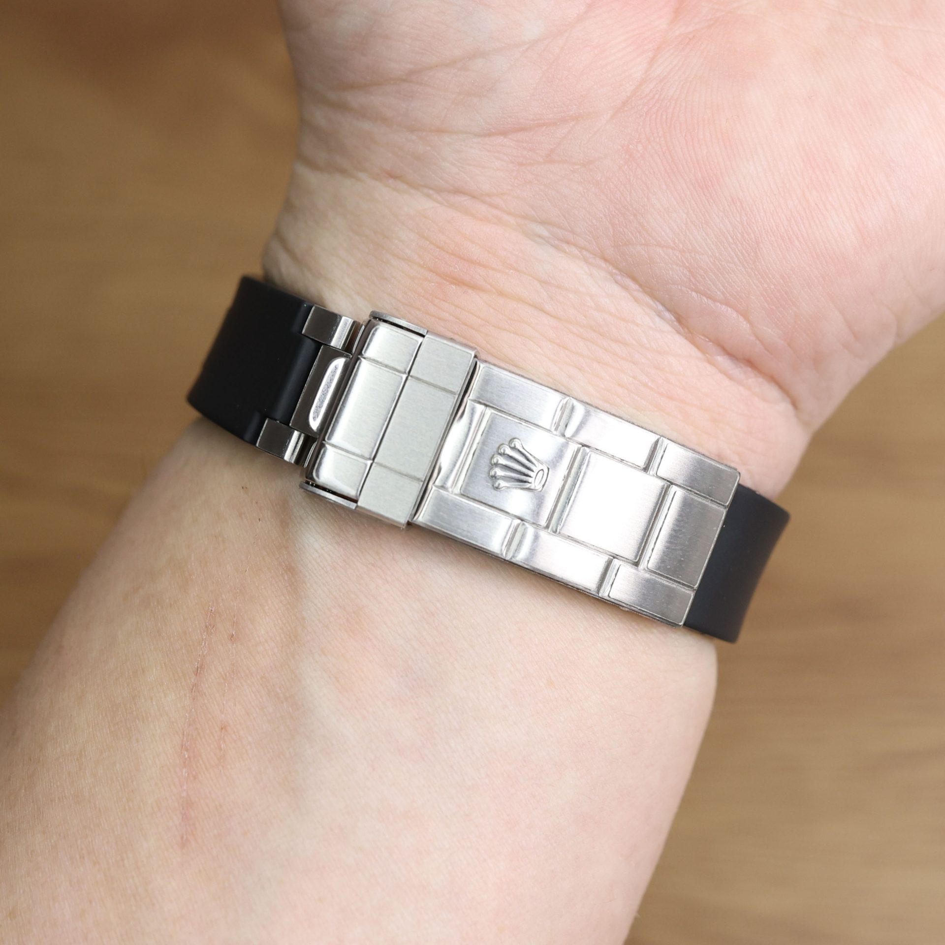 Rubber B Jet Black Curved End Rubber for Submariner 40mm (Non Ceramic) and Ceramic 40mm with Oyster Clasp - Image 6