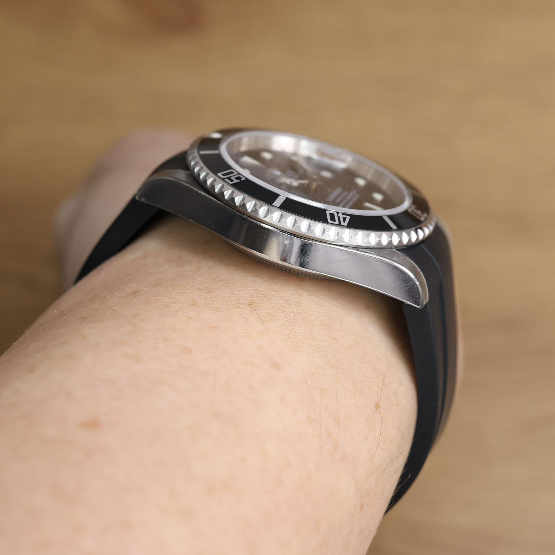 Rubber B Jet Black Curved End Rubber for Submariner 40mm (Non Ceramic) and Ceramic 40mm with Oyster Clasp - Image 7